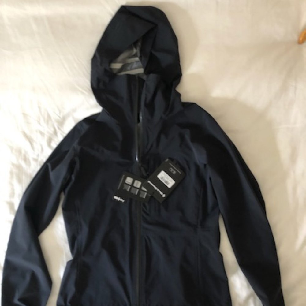 Black Diamond Fine Line Rain Shell WMNS Small  NWT